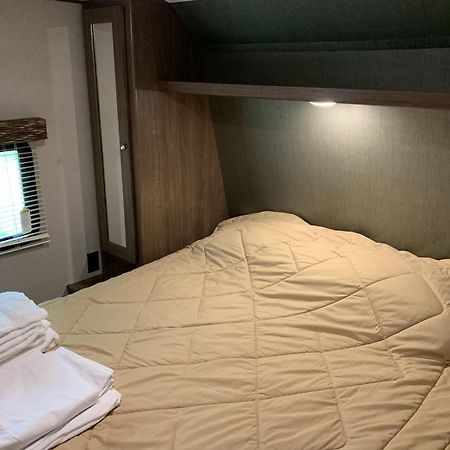Golden Riverfront Campground Hotel Ngoại thất bức ảnh
